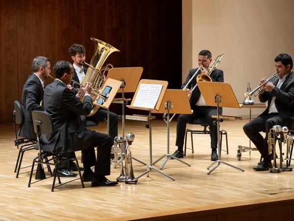 Crítica / Caballeros andantes hacia las tierras de Ícaro - por Luis Mazorra Incera