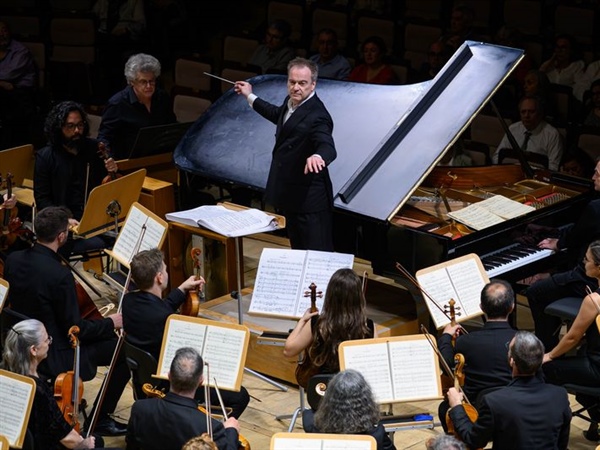 Crítica / Inmensa Turangalila - por Juan Manuel Ruiz