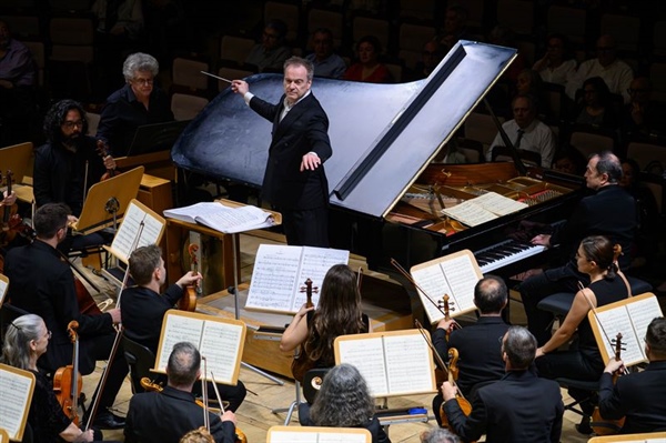 Crítica / Inmensa Turangalila - por Juan Manuel Ruiz