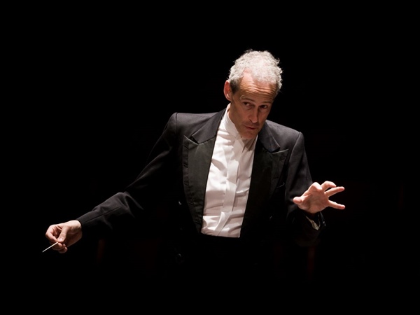 Crítica / Símbolos e imágenes marinos con Paul Daniel - por Ramón García Balado