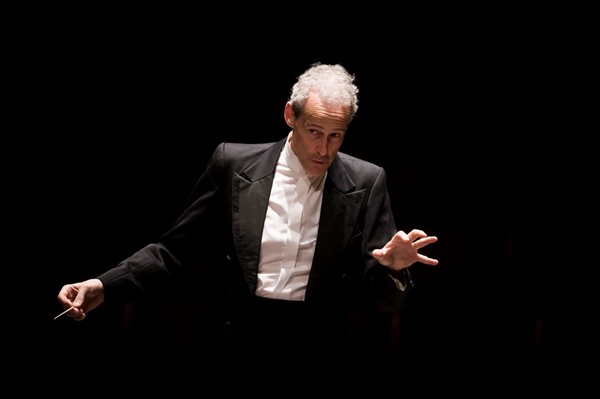 Crítica / Símbolos e imágenes marinos con Paul Daniel - por Ramón García Balado