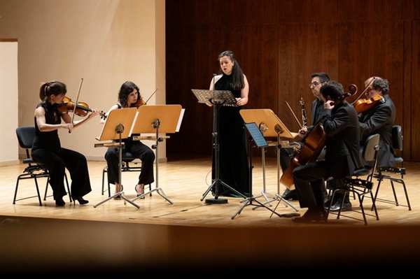 Crítica / De la India a Mozart - por Luis Mazorra Incera