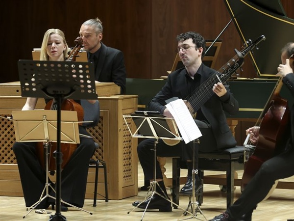 Crítica / Schade & Alqhai: Espléndido homenaje a las pasiones británicas - por Simón Andueza