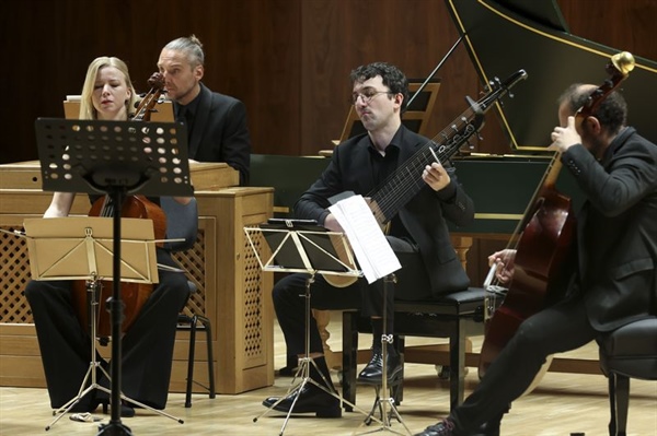 Crítica / Schade & Alqhai: Espléndido homenaje a las pasiones británicas - por Simón Andueza