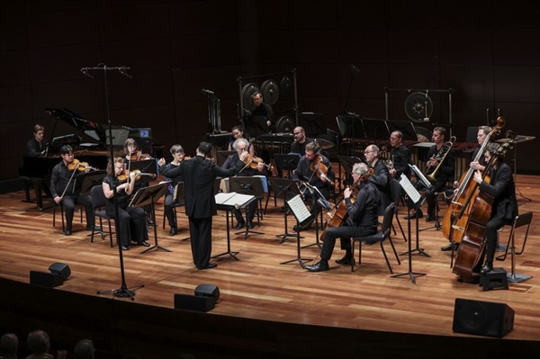 Crítica / Homenajes encadenados - por Luis Mazorra Incera