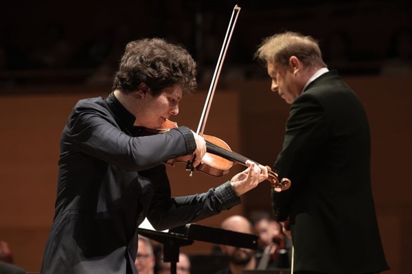 Crítica / El lirismo del Brahms de Augustin Hadelich - por Juan Carlos Moreno