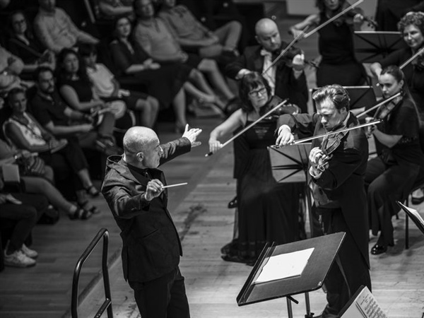 Crítica / Modélica lectura de Antonín Dvořák - por José Antonio Cantón