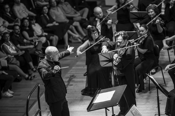 Crítica / Modélica lectura de Antonín Dvořák - por José Antonio Cantón