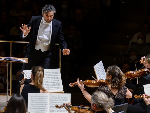 David Afkham culmina sus doce años al frente de la OCNE con conciertos en Madrid y Granada, un disco y el debut de la orquesta en los BBC Proms