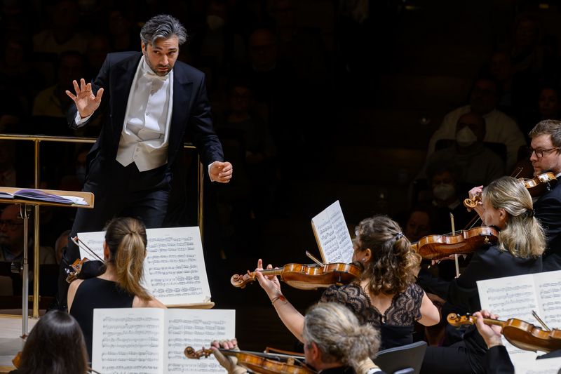 David Afkham culmina sus doce años al frente de la OCNE con conciertos en Madrid y Granada, un disco y el debut de la orquesta en los BBC Proms