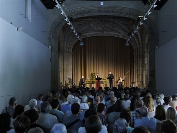 Crítica / Capilla Santa María en el Festival de Granada. el canto en su espejo - por Mercedes García Molina