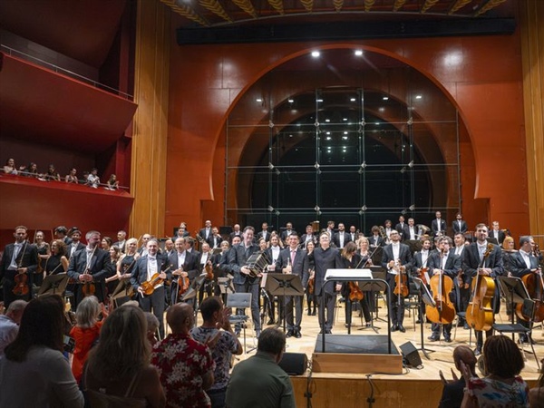 Crítica / Celebración de música hispanoamericana con Pacho Flores, Chichon y la Filarmónica de Gran Canaria - por Juan F. Román Rodríguez