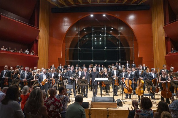 Crítica / Celebración de música hispanoamericana con Pacho Flores, Chichon y la Filarmónica de Gran Canaria - por Juan F. Román Rodríguez