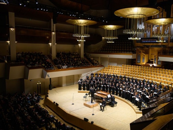 El Coro Nacional debuta en el Gran Teatre del Liceu con la Sinfonía de los mil de Mahler dirigido por Josep Pons