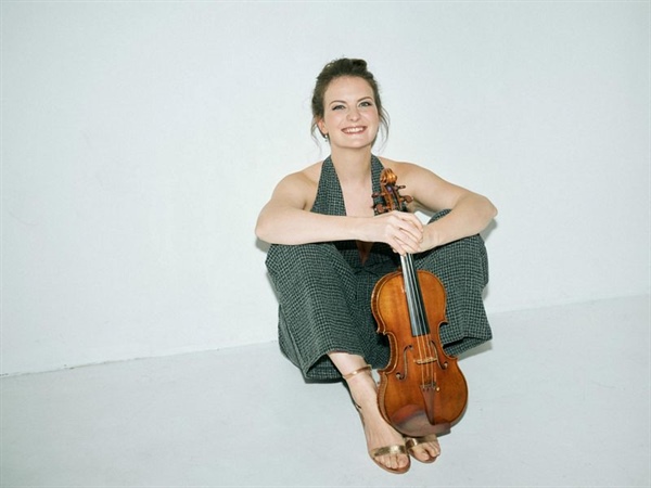 La violinista Veronika Eberle junto con Kent Nagano protagonizan el segundo Sinfónica de la OCNE