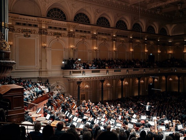 Crítica / Klaus Mäkelä inaugura la temporada de la Orquesta del Concertgebouw - por Agustín Blanco Bazán