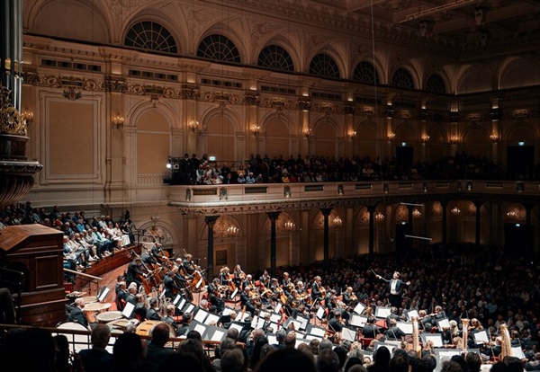 Crítica / Klaus Mäkelä inaugura la temporada de la Orquesta del Concertgebouw - por Agustín Blanco Bazán