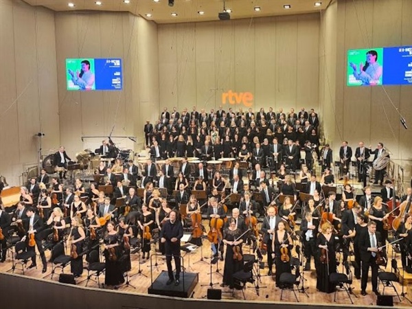 Crítica / Extraordinario e impactante debut como titular de Alexandre Bloch con la Orquesta y Coro RTVE - por Justino Losada