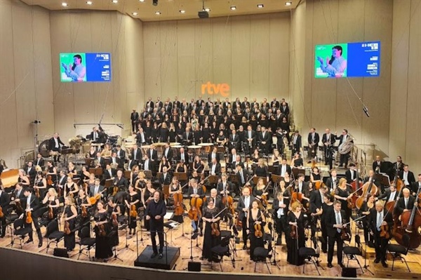 Crítica / Extraordinario e impactante debut como titular de Alexandre Bloch con la Orquesta y Coro RTVE - por Justino Losada
