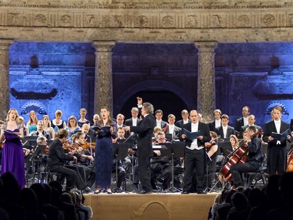 The Sixteen se rinde al canto litúrgico de Monteverdi en el Festival de Granada