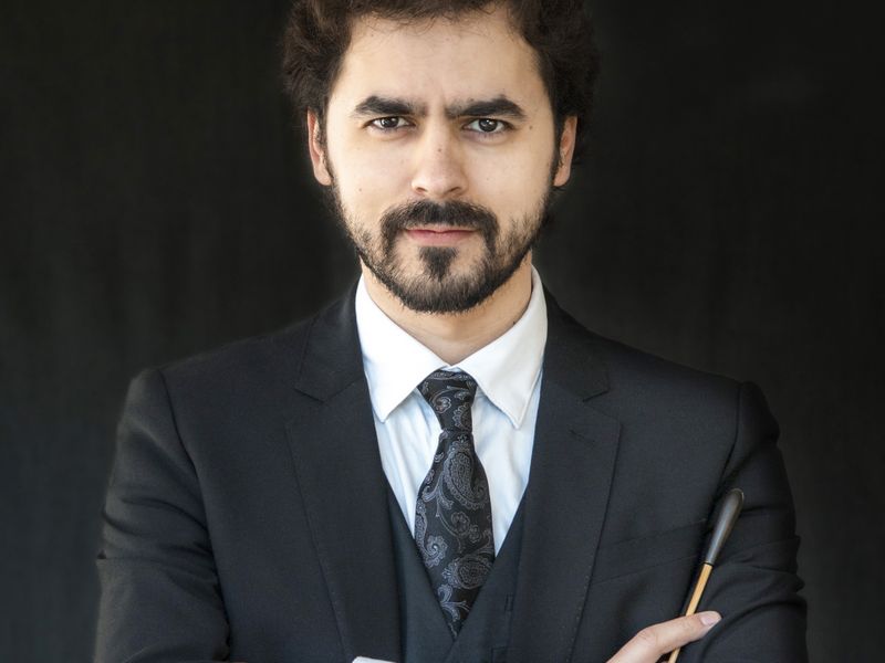Alejandro Muñoz dirige a la pianista Paula Coronas con la Camerata Capricho Español
