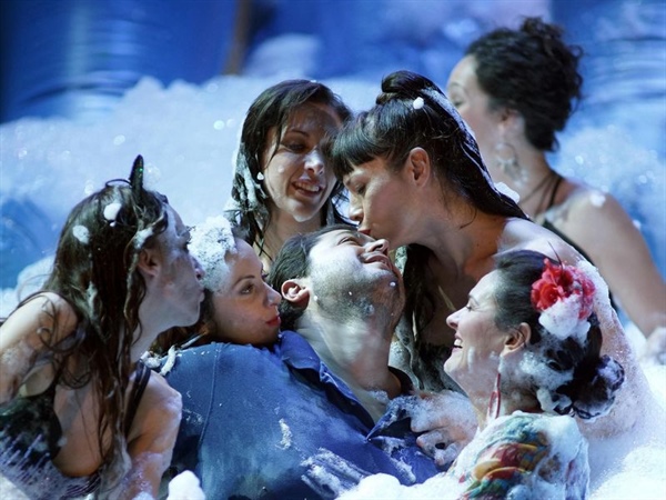 El Teatro Real ofrece una divertida producción de L’elisir d’amore