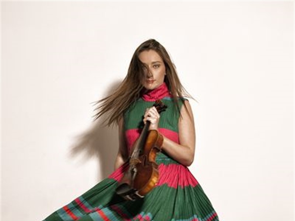 La violinista Elena Mikhailova actúa en el Festival Online PRO ONG CONCERTS