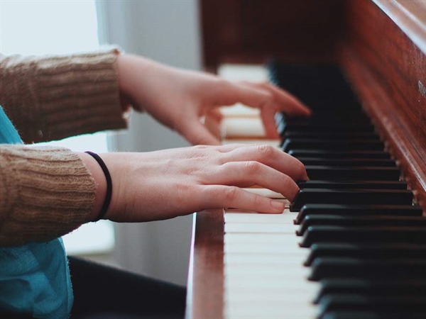 Con un piano cerca no existe confinamiento aburrido (por HINVES PIANOS)