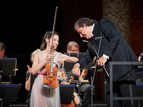 CRÍTICA / María Dueñas triunfa en el Festival de Granada (por Gonzalo Roldán Herencia)