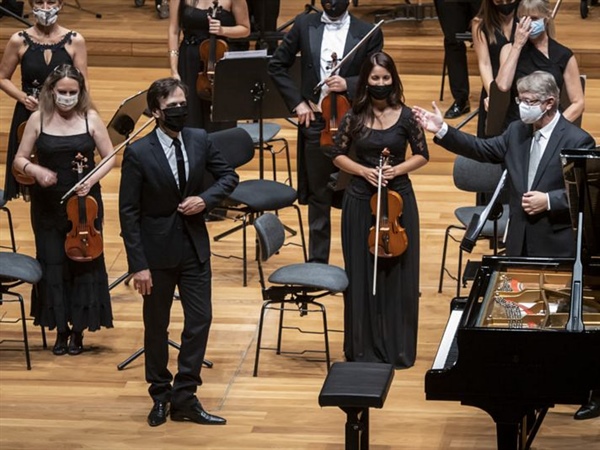 Crítica / Extrañas sensaciones en Re Mayor: OSCyL y público recuperaron su Auditorio