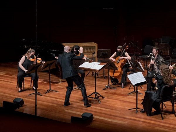 Crítica / ¿Libres o presos... por la música? (Sinfonietta ESMRS) - por Luis Mazorra