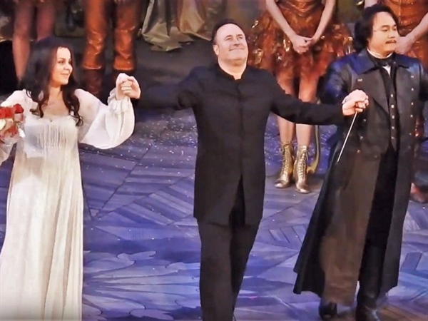 Karel Mark Chichon dirige La Traviata en la reapertura del Teatro San Carlo de Nápoles