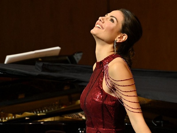 Serena Sáenz gana el primer premio del Concurso Internacional de Canto Montserrat Caballé
