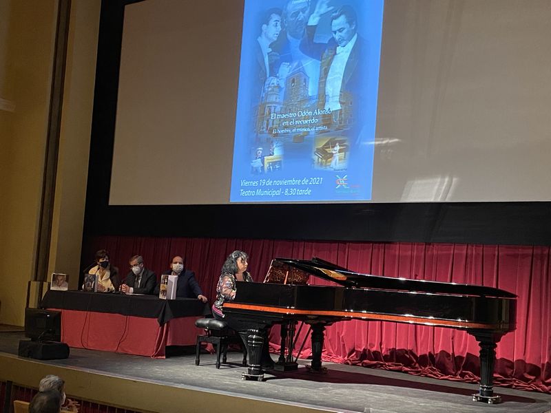 Presentación del libro de Fernando Pérez Ruano con la intervención de la pianista Raquel del Val