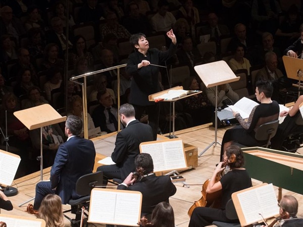 La maestra Xian Zhang dirige a la Orquesta y Coro Nacionales de España