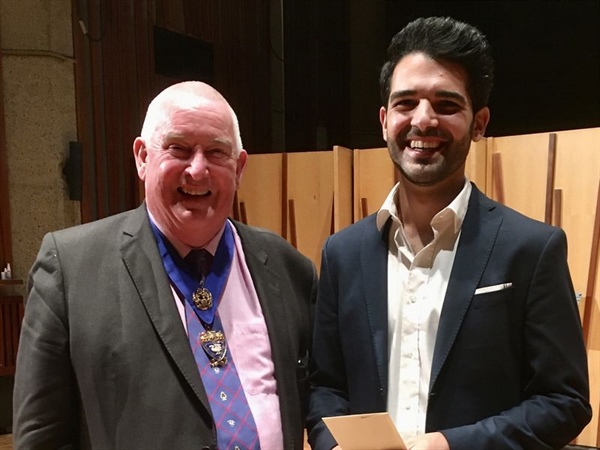 Manu Brazo, primer español premiado en el Concurso Príncipe de Gales de Londres