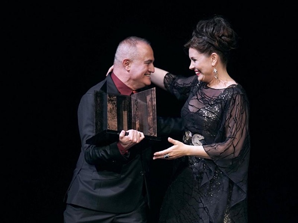 La emoción impregna la entrega de los primeros Premios Teatro Real