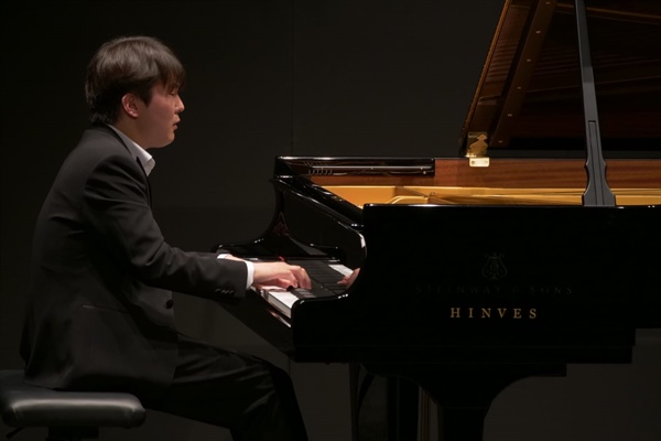 Crítica / El pianista en su cuarto - por Juan Gómez Espinosa