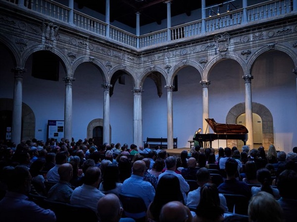 Crítica / Asombrosa proyección artística - por José Antonio Cantón