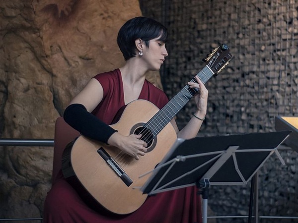 Crítica / El sonido de la guitarra sobre los rumores de la mar - por Luis Suárez