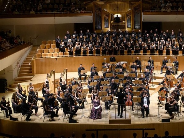 Strauss y Ligeti en el comienzo de temporada de la Orquesta y Coro Nacionales de España