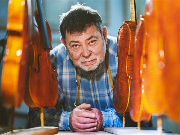 Yuri Pochekin, luthier